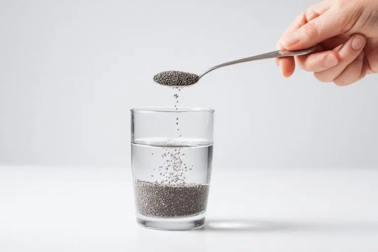 Chia semena ki nabrekajo v kozarcu vode ilustracija za kako jesti chia semena Chia semena ki nabrekajo v kozarcu vode ilustracija za kako jesti chia semena