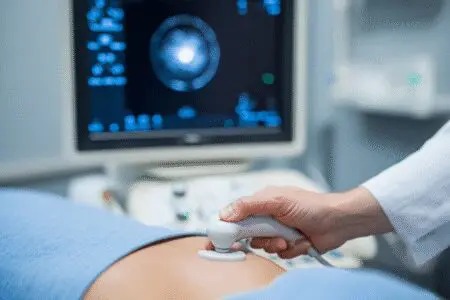 Ultrazvočni pregled ki prikazuje cisto na monitorju ponazarja kako odpraviti ciste v dojkah
