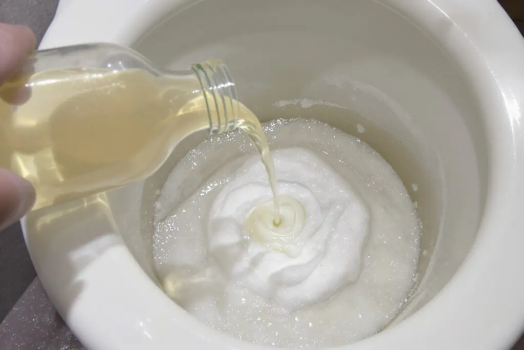 prikaz kako očistiti dno wc školjke z močno reakcijo sode bikarbone in kisa
