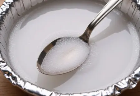 prikaz kako očistiti srebro s pomočjo aluminijaste folije in sode bikarbone