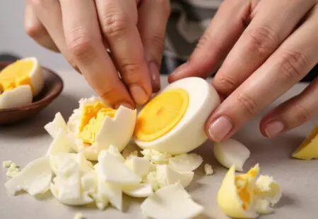 Kako Olupiti Prepeličja Jajčka – Hiter Trik Za Lupljenje tehnika valjanja za lažje lupljenje ki prikazuje kako olupiti prepeličja jajčka